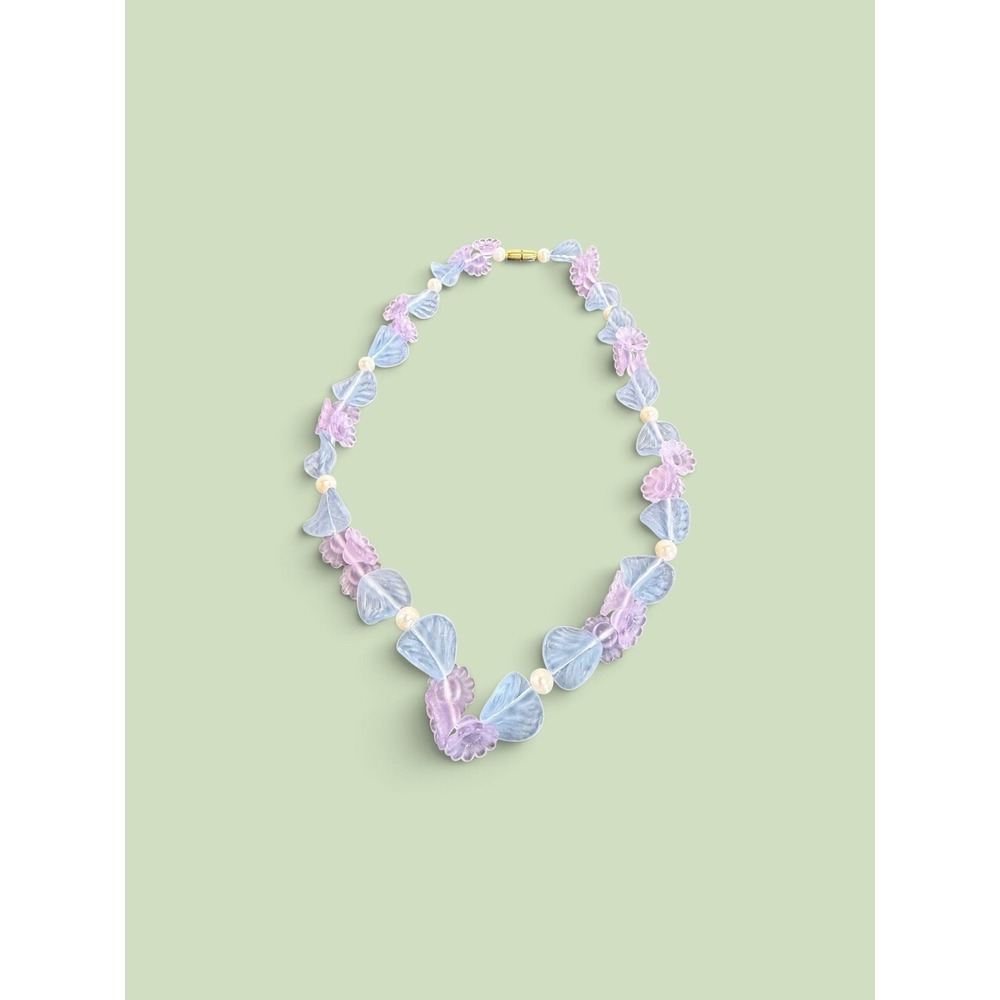 18" VINTAGE LUCITE AVON LILAC PINK FLOWERS BLUE LEAVES FAUX PEARLS BARREL CLASP